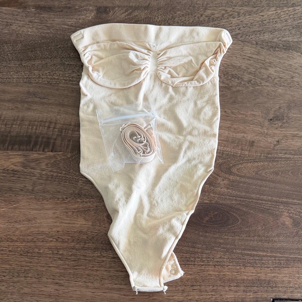 NEW. NO BOX. SKIMS Strapless Shaping Bodysuit in Cream